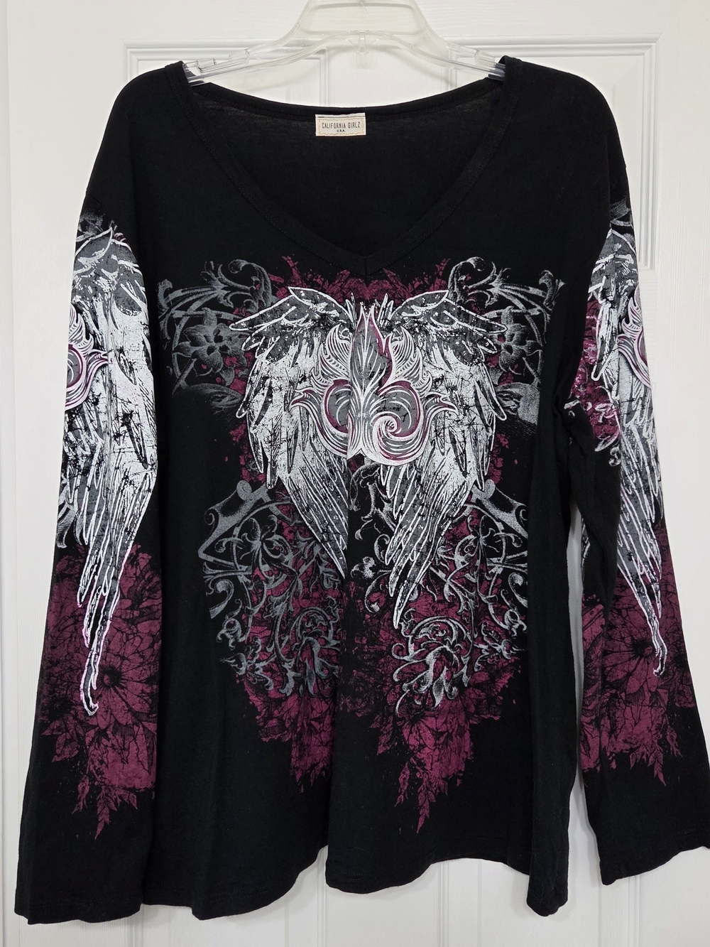 Black & Magenta Wing-Graphic V-Neck Top